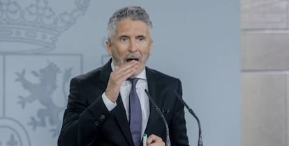 El ministro del Interior en funciones, Fernando Grande-Marlaska, ofrece una rueda en el Palacio de la Moncloa tras presidir el Comité de coordinación de la situación provocada en Cataluña.