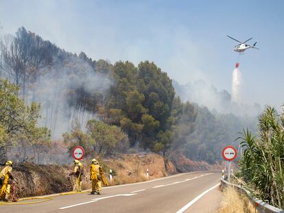 Bomberos y un helicóptero tratan de sofocar este miércoles las llamas del incendio declarado el pasado lunes en Ateca, Zaragoza.