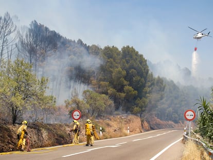 Bomberos y un helicóptero tratan de sofocar este miércoles las llamas del incendio declarado el pasado lunes en Ateca, Zaragoza.