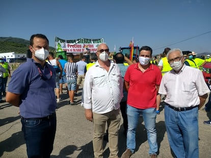 Representantes de las organizaciones convocantes de la caravana por un precio justo para el aceite de oliva, este viernes en la Sierra de Segura (Jaén).