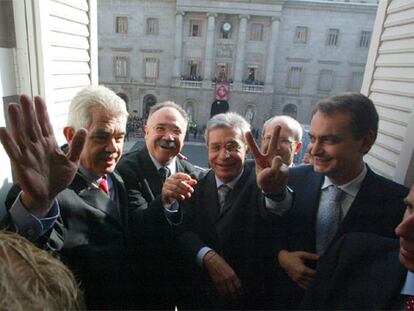 De izquierda a derecha, Maragall, Carod Rovira, Saura, Montilla y Zapatero, en la Generalitat el día de la toma de posesión de Maragall, en 2003.