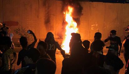 Manifestantes iraquíes prenden fuego a las afueras del consulado iraní, durante las protestas en Kerbala.