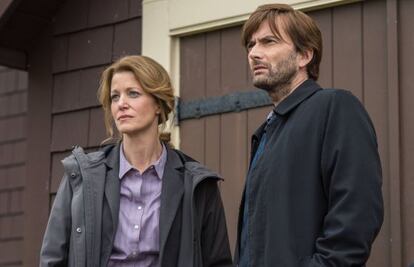 Anna Gunn y David Tennant, en una imagen de 'Gracepoint'.