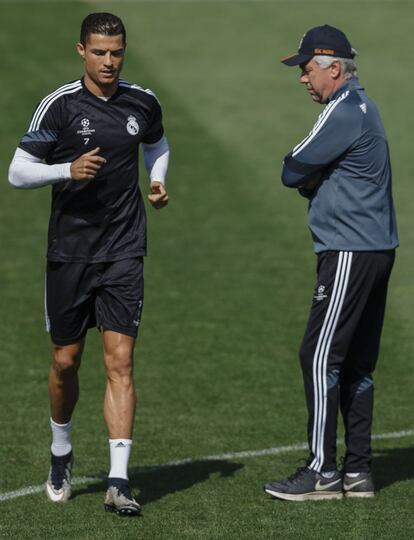 Cristiano Ronaldopasa frente al entrenador Carlo Ancelotti al trote.