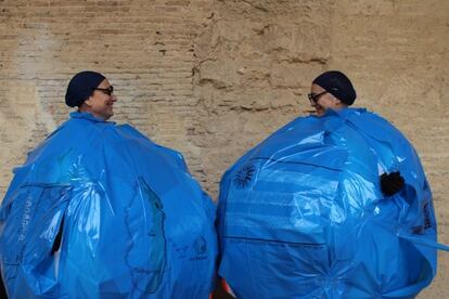 Maite y Mabel, azafatas del II Congreso mundial de la PPD, chocan sus respectivos disfraces de pelota postal descascarillable.