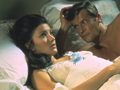 La actriz Jane Sermour y el actor Roger Moore en una escena de la película 'Vive y deja morir', la primera de las siete en las que el actor fallecido interpreta a James Bond.