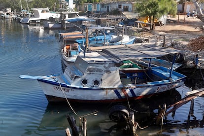 Embarcaciones en un muelle en La Habana (Cuba), este jueves.