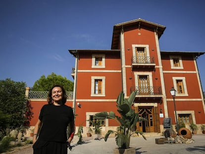 Clara Sánchez, ante el hotel Buenavista, que aparece en su novela.