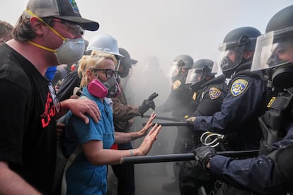 Manifestantes se enfrentan a la Policía en Los Angeles, este domingo. 