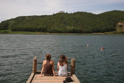 Los vecinos acuden a remojarse al estanque, evitando pensar si en el fondo de la negra laguna sólo hay truchas o algo más.