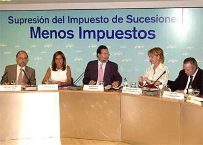 El ministro de Hacienda, Cristóbal Montoro; la coordinadora de Organización del PP, Ana Mato; Mariano Rajoy; la candidata a la presidencia de la Comunidad de Madrid, Esperanza Aguirre, y el candidato a la presidencia de la Generalitat, Josep Piqué, durante la reunión de presidentes autonómicos del PP.