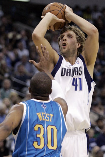 Dirk Nowitzki, de los Dallas Mavericks, se dispone a lanzar a canasta.