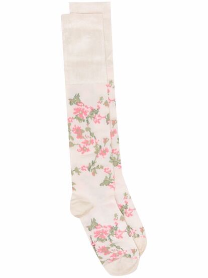 Todo el universo romántico de Simone Rocha se traslada a su calcetines con sus icónicas flores estampadas.

80€