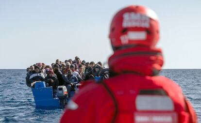 Un grupo de migrantes de Bangladesh, Afganistán y Pakistán esperan llegar al bote de rescate 'Aita Mari' de la ONG española Maydayterraneo durante el rescate de 65 migrantes en las aguas internacionales del Mediterráneo frente a la costa libia.