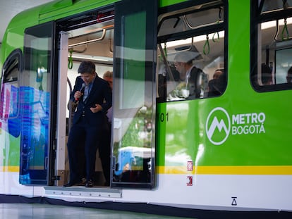 Claudia López desciende de un vagón del metro de Bogotá, en noviembre de 2022.