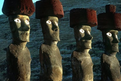 Moáis en la playa de Anakena, al norte de la isla de Pascua en Chile.