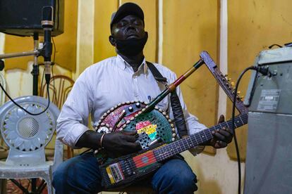 El musico sudanés Noori con su particular instrumento. 