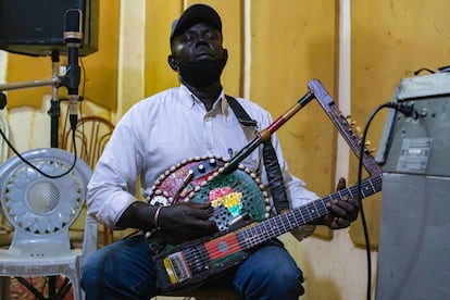 El musico sudanés Noori con su particular instrumento.