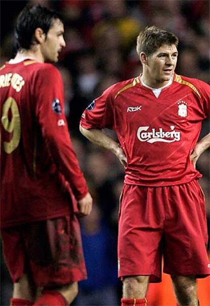 Morientes y Gerrard, tras el gol de Simao.