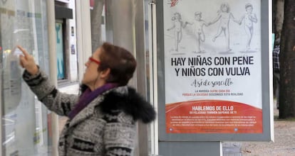Una de las marquesinas de San Sebastián con la campaña original de Chrysallis.