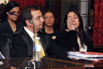 La policía local Raquel Gago (d), Montserrat González (c. fondo) y su hija Triana Martínez (i. fondo), en una de las jornadas del juicio, el 15 de febrero de 2016.