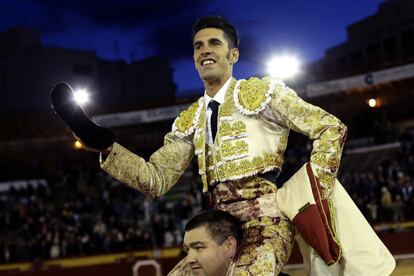 Talavante, a hombros tras cortar dos orejas ayer en la feria de La Magdalena, en Castellón.