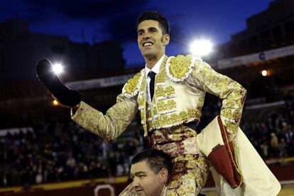 Talavante, a hombros tras cortar dos orejas ayer en la feria de La Magdalena, en Castell&oacute;n.