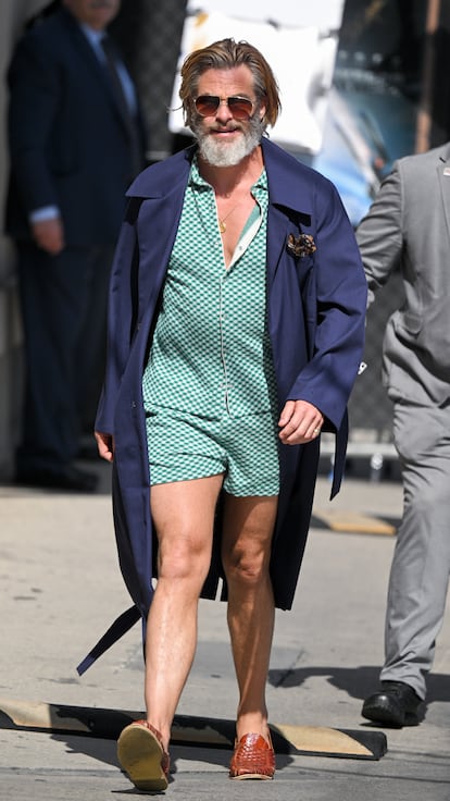 El actor Chris Pine fotografiado el pasado mayo en Los Ángeles con... ¿un pijama? ¿un conjunto de calle? En 2024, no importa demasiado.
