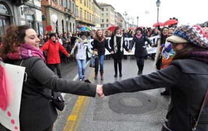 Participantes en una de las protestas contra el primer ministro italiano, ayer en Pisa.