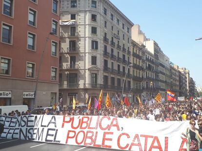 Durante la manifestación, que ha discurrido sin incidentes hasta la plaza Sant Jaume de Barcelona, se ha coreado también 'Llibertat presos polítics', con especial intensidad a la hora de entrar en la plaza donde se encuentra el Palau de la Generalitat. En la fotografía, la cabecera de la manifestación.