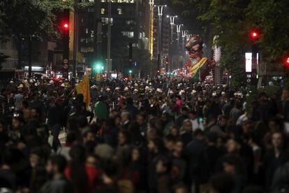 Manifestantes contrários ao impeachment protestam na Paulista, onde ao fundo, em frente a FIESP, um grupo a favor da destituição de Dilma Rousseff levantou bonecos infláveis. A Polícia Militar formou um cordão para evitar que os dois grupos se encontrassem. O protesto anti-impeachment seguiu em direção ao sentido oposto.