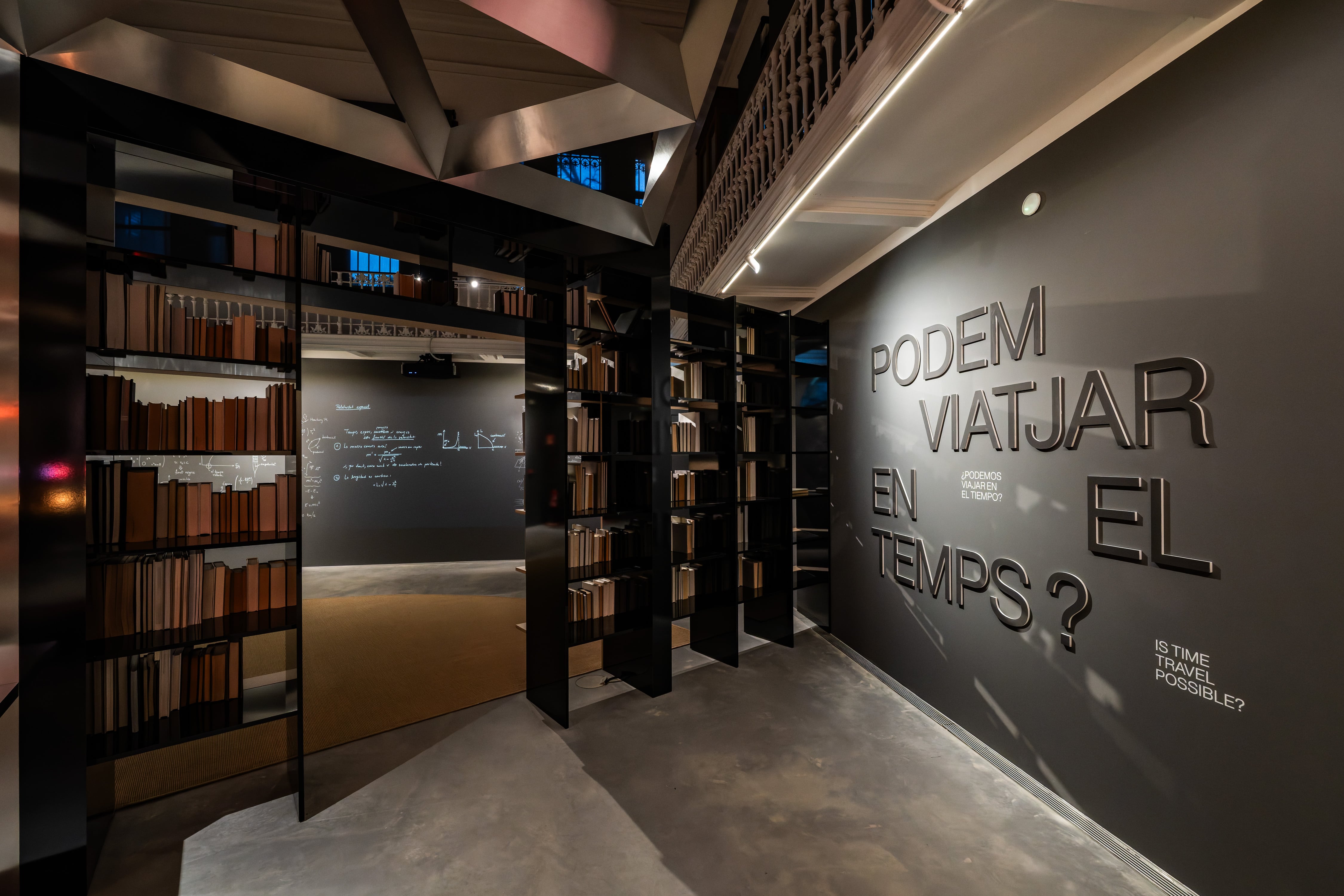 La recreación de la estantería de libros de 'Interstellar' en la exposición.