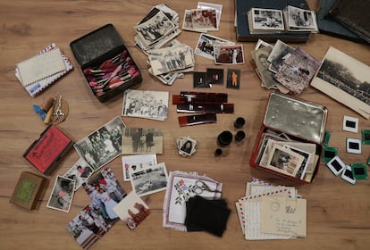 La mesa de trabajo de Garbi Galatea: agujas, tijeras, hilos de colores y viejas fotografías.