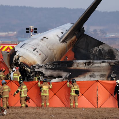 Muan (South Korea), 29/12/2024.- Firefighters search at the wreckage of the Jeju Air aircraft at Muan International Airport in Muan, 288 kilometers southwest of Seoul, South Korea, 29 December 2024. According to the National Fire Agency, a passenger jet carrying 181 people erupted in flames after going off the runway at an airport in South Korea's southwestern county of Muan on 29 December, leaving at least 176 people dead. (Corea del Sur, Seúl) EFE/EPA/HAN MYUNG-GU
