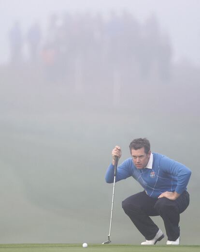 Lee Westwood calcula la caída entre la niebla.