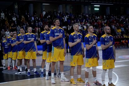 Los jugadores del la selección ucraniana de baloncesto escuchan el himno nacional, antes del partido contra España en Córdoba.