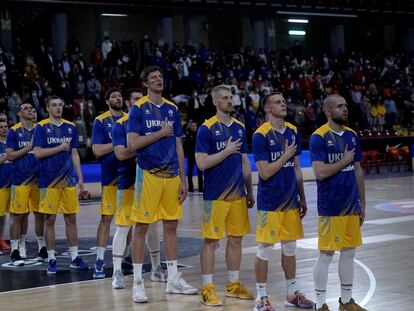 Los jugadores del la selección ucraniana de baloncesto escuchan el himno nacional, antes del partido contra España en Córdoba.