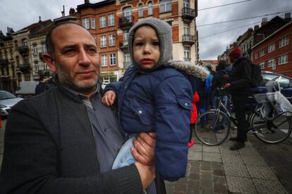 El barrio cuenta, al igual que Molenbeek, con una importante población árabe, si bien los vecinos marcan distancias con Molenbeek. "Está más limpio y no hay problemas de convivencia", dice un educador social del barrio.