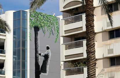 A picture taken on February 6, 2017 shows graffiti by Norweigan street artist Martin Whatson on Dubai's 2nd of December street, which is part of the government-funded Dubai Street Museum project on February 6, 2017.
The streets of Dubai may be known for architectural superlatives like Burj Khalifa, the highest of the world's high-rises, and the Middle East's largest shopping centre Dubai Mall. But a group of street artists now also wants to turn the concrete walls of a fast-growing urban sprawl into an open-air museum that celebrates Emirati heritage and speaks to everyone in the multicultural city.

 / AFP PHOTO / NEZAR BALOUT / RESTRICTED TO EDITORIAL USE - MANDATORY MENTION OF THE ARTIST UPON PUBLICATION - TO ILLUSTRATE THE EVENT AS SPECIFIED IN THE CAPTION