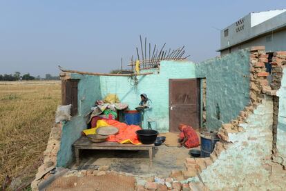 Los aldeanos nepalíes clasifican granos entre los escombros de una casa derruida durante una tormenta primaveral, en la aldea de Purainiya, en el distrito sur de Bara.