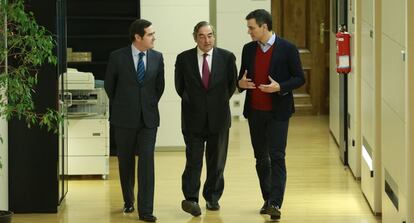 Pedro Sánchez, secretario general del PSOE, se reúne en el Congreso con Juan Rosell, de CEOE, y Antonio Garamendi, de CEPYME.
