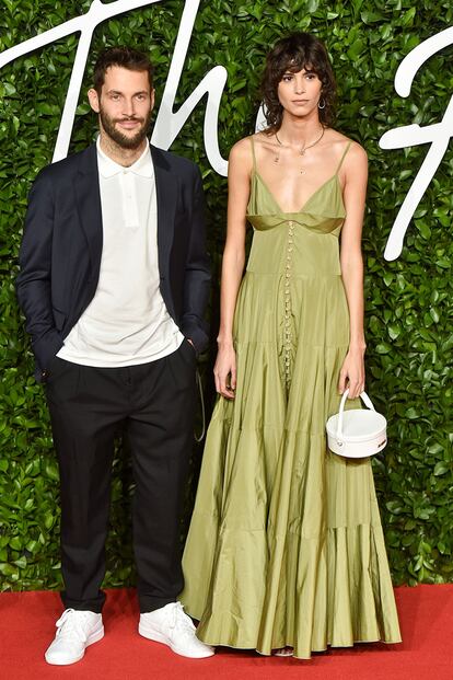 El diseñador Jacquemus y la modelo argentina Mica Argañaraz.