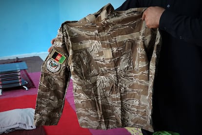 Mohsin muestra el uniforme de las fuerzas especiales del Ejército afgano que lució por última vez el 12 de agosto tras rendirse ante los talibanes                            