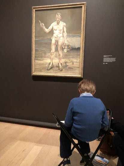 Un niño copia el autorretrato de Lucien Freud en la Royal Academy of Arts de Londres 