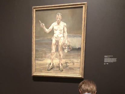 Un niño copia el autorretrato de Lucien Freud en la Royal Academy of Arts de Londres 