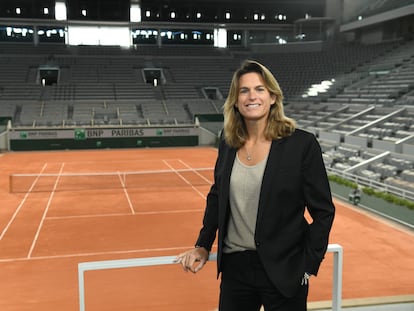 Amélie Mauresmo posa en la pista Philippe Chatrier del complejo de Roland Garros. / CHRISTOPHE GUIBBAUD (FFT)