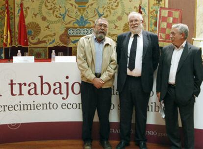 Cándido Méndez (izquierda), de UGT, e Ignacio Fernández Toxo, de CCOO, flanquean al rector de la UCM, Carlos Berzosa, en la presentación del manifiesto de 700 expertos.