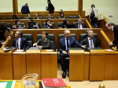 Iñigo Urkullu y miembros de su gabinete durante el pleno del Parlamento de este viernes.