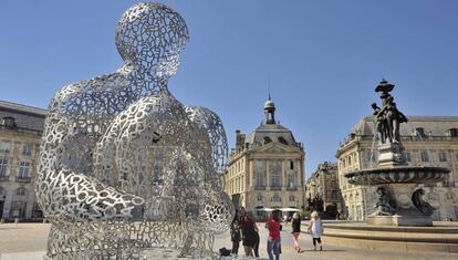 Escultura de Jaume Plensa en la Place de la Bourse, en Burdeos (Francia).