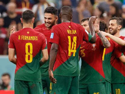 Fernandes, William y los jugadores de Portugal felicitaban a Gonçalo Ramos durante el partido en el que su equipo eliminó a Suiza en el Mundial de Qatar.